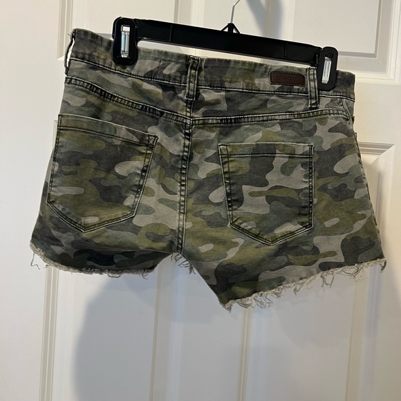 Blank NYC / Camo Shorts / Size 28 - Picture 4 of 8